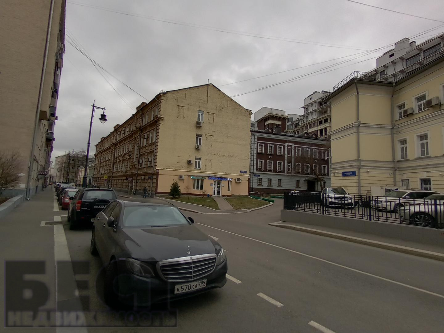 Продам недвижимость в Москве по адресу Бродников переулок, 7с1, площадь 1361 квм Недвижимость Москва (Россия) м, расположенного на первом этаже жилого здания с отдельным входом