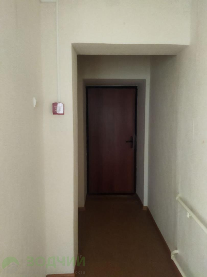 Продам недвижимость в Новочебоксарск по адресу улица Строителей, 44, площадь 2819 квм Недвижимость Чувашская - Чувашия  Республика (Россия)  (некоторые комнаты в оборудованы деревянным стеллажами)  3 отдельных входа на 1 этаж, имеется грузовой лифт в подвал